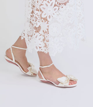 Beyaz İpek Fiyonklu Sandalet